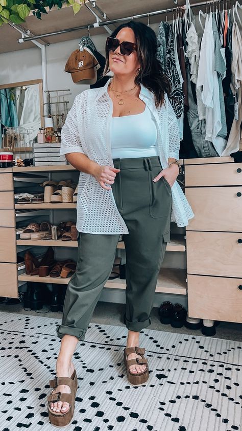 Outfit Inspo Cargo Pants, Plus Size Airport Outfit, Bussines Casual Woman, Midsize Summer Outfit, Midsize Women, Hot Day Outfit, Chubby Style, Hot Weather Outfits, Airport Outfits