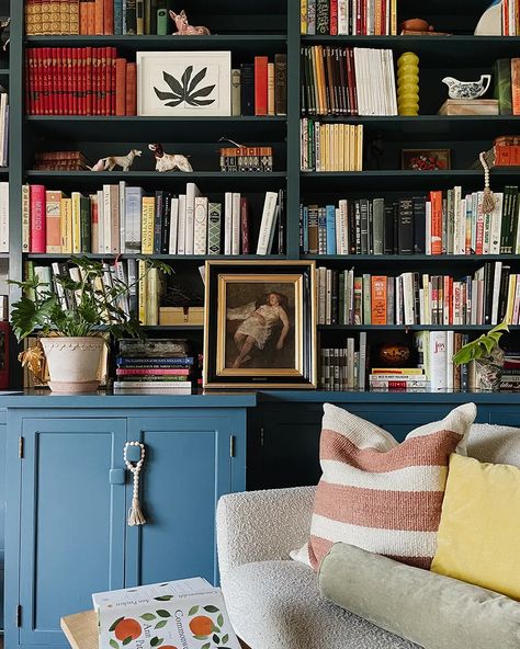 A colorful fixer-upper in Minnesota - At Home | Buy Original Art Online | Uprise Art Office Built Ins Bookshelves, Library Built Ins, Alcove Shelves, English Library, Wit And Delight, English Decor, American Houses, Bookshelf Styling, Home Libraries