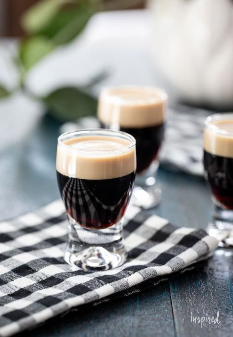 How to Make a Baby Guinness Shot #shot #shooter #babyguinness #baileys #kahlua #drink #minibeer #shotrecipe Mini Beer Shots, Baby Guinness, Guinness Recipes, Unique Cocktail Recipes, Beer Shot, Fall Cocktails Recipes, Inspired By Charm, Guinness Beer, Irish Cream Liqueur