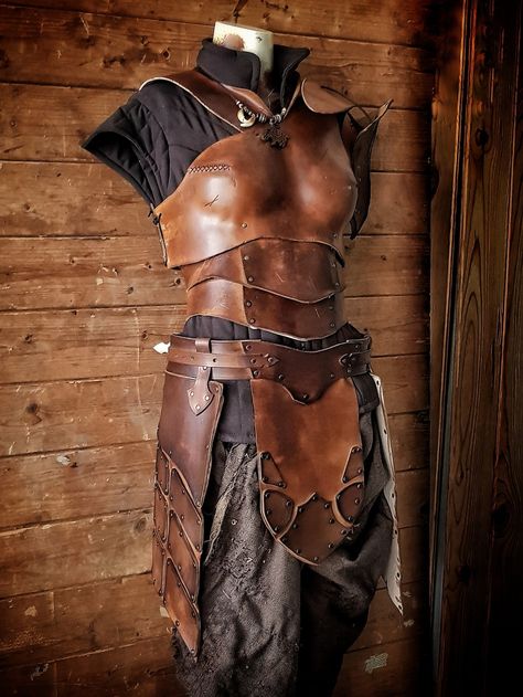 Viking Leather Armor, Armor For Women, Dnd Clothing, Leather Breastplate, Faire Outfit, Leather Cosplay, Larp Ideas, Arte Viking, Fantasy Things