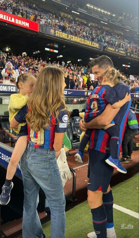 Wags Football Girlfriends Outfits, Soccer Gf Outfit, Football Family Aesthetic, Soccer Wife Outfit, Wags Soccer, Soccer Wife, Soccer Family, Soccer Mom Outfit, Football Wife