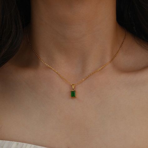 Dainty Green Emerald Necklace Material-18k Gold Plated Titanium Length-15.35” Plus 2” Extension This Product Is Tarnish Resistance And Hypoallergenic Green Gem Necklace, Green Emerald Necklace, Baguette Pendant, Green Gemstone Necklace, Necklace Emerald, Pretty Jewelry Necklaces, Green Gem, Necklace Layered, Baroque Pearl Necklace