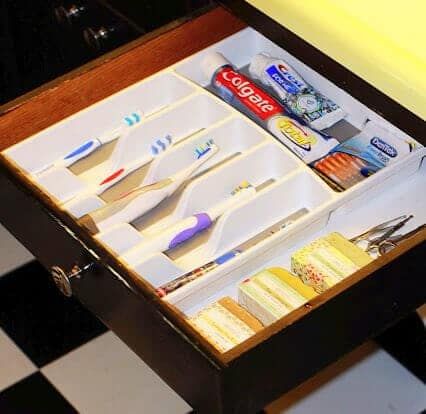 Toothbrush Drawer Organization Clever Bathroom Storage, Bathroom Storage Hacks, Bathroom Hacks, Toothbrush Storage, Home Organization Hacks, Storage Hacks, Kids' Bathroom, Bathroom Organization, Diy Bathroom