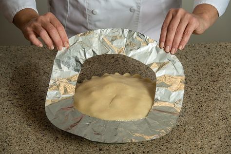 How to protect a pie crust from burning How To Keep Pie Crust Edges From Burning, Diy Pie Crust, Diy Pie, Corn Pie, Pie Crust Shield, Kitchen Secrets, Pie Crust Edges, Apple Pie Bites, Serving Ideas