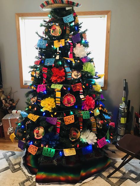 Mexican Style Christmas Tree, Mexican Theme Christmas Tree, Mexican Christmas Tree, Christmas In July Party Ideas, Southwest Christmas, Christmas Fiesta, Mermaid Christmas Tree, Christmas In July Party, Mexican Christmas Decorations