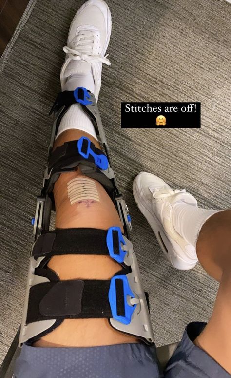 Knee Injury Snapchat, Broke Leg Snapchat, Fake Injury, Corps Idéal, Leg Cast, Leg Injury, Boys Fits, Leg Braces