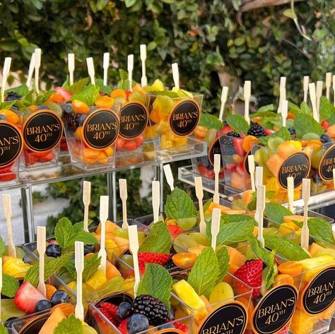 GRAZE LOS ANGELES ® INC. on Instagram: "Cute little fruit cups as a refreshing snack for the guests! We can customize for any event — happy 40th Brian 🍊🍓🍍 @serraonvine @delicatedetails" Fruit Cup Ideas For Party, Individual Fruit Cups, Refreshments Table, Fruit Buffet, Fruit Platter Designs, Thighs Chicken, Refreshing Snacks, Catering Display, Catering Ideas Food