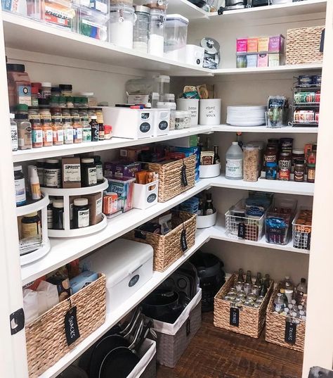 Realistic Pantry, Pantry Organization Ideas Shelves, Moving Organisation, Pantry Layout, Organizing Solutions, Professional Organizing, Organized Pantry, Organizing Services, Kitchen Pantry Storage