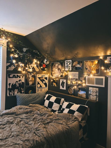 dark grey grunge fairy lights poster room Room Inspo Grunge Dark, Bedroom Ideas Rock And Roll, Grunge Bedroom Aesthetic Dark, Room Ideas Aesthetic Painting, Bedroom Core Aesthetic, Grey Room Inspo Aesthetic, Teen Grunge Bedroom, Alternative Room Decor Grunge, Dark Bedroom Aesthetic Grunge Vintage