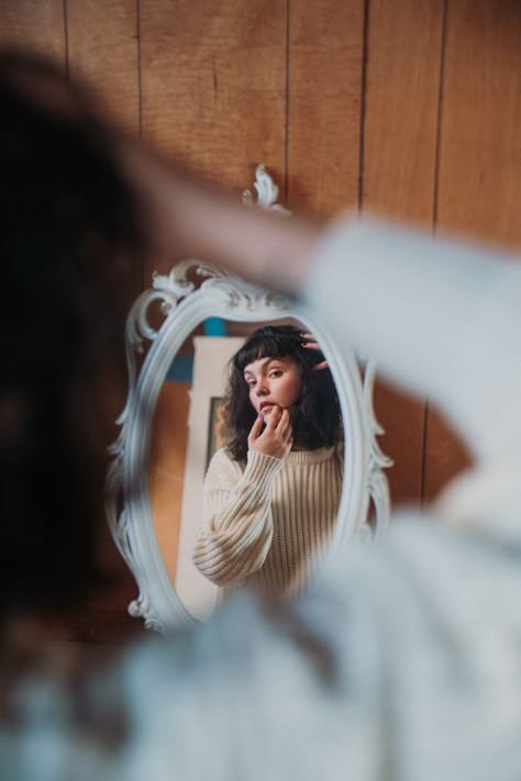 Model looks at her reflection in a mirror. One hand touches her chin, the other the side of her head. Photographer shoots the reflection through the negative space of her bent arm. Portrait Mirror, Posing Photography, Ig Model, Mirror Photography, Life Photo, Model Poses, Mirror, Photographer, Photography