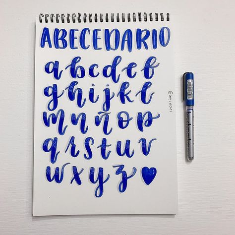 Ams Rivero | Studygram on Instagram: “Holaaaa! Como están el día de hoy!? Hoy les traigo mi abecedario en lettering en lettering. Es una colaboración con @study_ideas_tips!…” Artes Lettering, Alfabeto Lettering, Hand Lettering Worksheet, Study Ideas, Bullet Journal Lettering Ideas, Script Lettering, Decorate Notebook, Cute Notes, Bullet Journal Inspo