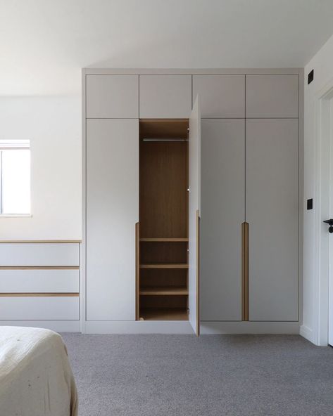 Modern Scandinavian Wardrobe Design, Modern Wardrobe Cabinet, Wardrobe Around Door, Hallway Wardrobe Ideas, Modern Built In Wardrobe, Scandinavian Wardrobe Design, Minimal Wardrobe Design, Wardrobe Furniture Design, Cupboard Design Wardrobe