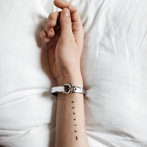 Arm Tattoos Cute, Tattoos Pulseras, Datum Tattoo, Side Arm Tattoos, Cute Simple Tattoos, Brother Tattoos, Date Tattoos, Number Tattoos, Shape Tattoo