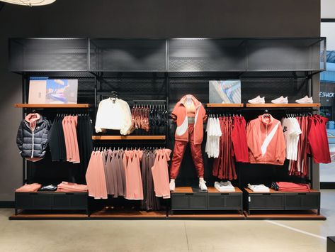 Running Store Design, Nike Visual Merchandising, Retail Store Design Layout, Vm Nike, Nike Merch, Visual Merchandising Fashion, Nike Retail, Store Shelves Design, Clothing Store Interior