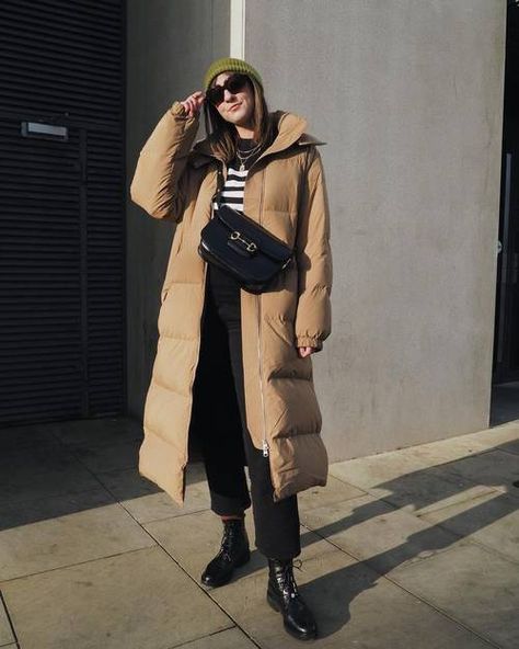 Long Puffer Coat Street Style, Puffer Coat Street Style, Long Puffer Coat Outfit, Long Puffer Jacket Outfit, Long Puffer Jacket Women, Puffer Coat Style, Puffer Coat Outfit, Oversized Puffer Coat, Puffer Jacket Style