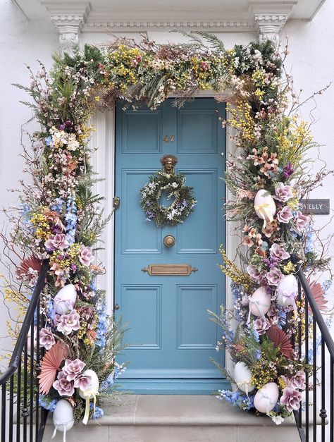 Easter Decoration Idea: Faux Flower Spring Doorscaping — MELANIE LISSACK INTERIORS. Easter door decor. Outdoor Easter and spring decoration ideas. Front door seasonal decor. Floral installation. Easter Hosting, Easter Front Porch Decor, Easter Front Porch, Easter Porch Decor, Easter Front Door, Easter Outdoor, Spring Porch Decor, Easter Door Decor, Easter Garland