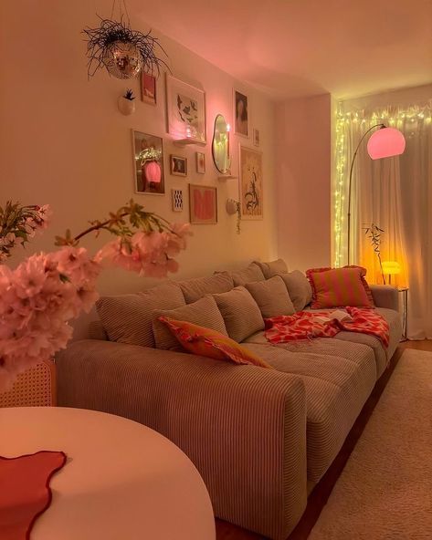 Appartement Design Studio, College Living Rooms, Cute Living Room, Dorm Living Room, Dream Apartment Decor, Dorm Living, Future Apartment Decor, Pink Living Room, Cosy Living Room