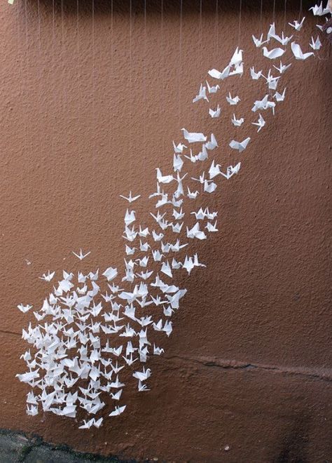 Flock of White Origami Cranes Paper Birds by myorigamiandyours #papercrafts #paper #crafts #birds Origami Tattoo, Origami Birds, Origami Architecture, Paper Blog, Origami Cranes, Deco Champetre, Origami Fashion, Origami Bird, Paper Origami