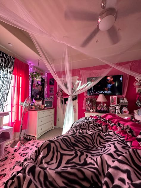 Car Decor Pink, Y2k Bedroom Aesthetic, Bunny Monster, Mcbling Room, Y2k Moodboard, Monster High Pink, Aesthetic 00s, 2000s Bedroom, 2000s Room