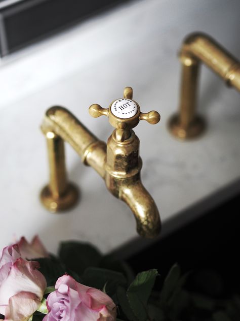 Brass Kitchen Tap, Undermount Stainless Steel Sink, Old Fashioned Kitchen, Ceramic Bathroom Sink, Brass Tap, Ceramic Sinks, Granite Sink, Brass Kitchen, Brass Faucet