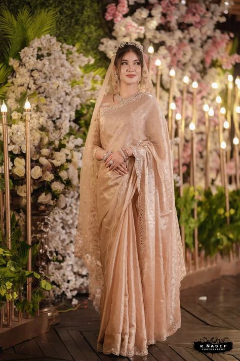 Nikah Saree Brides, Simple Bride Indian, Hijabi Sari, Akdh Outfit, Nikah Saree, Walima Saree, Nikkah Saree, Reception Look Bride Indian, Sari Bride