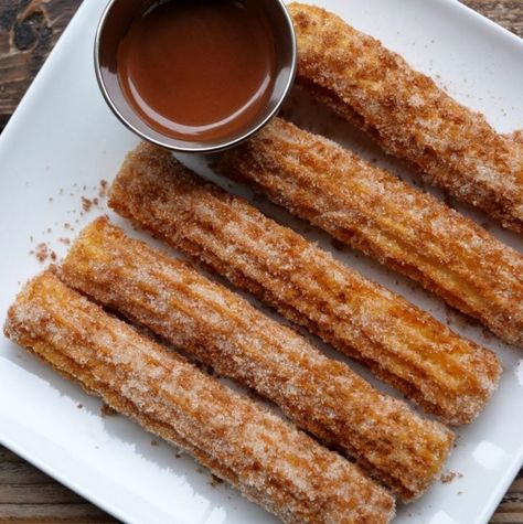 Churros caseros | Recetas de Laylita Peruvian Desserts, Doughnut Recipe Easy, Churros Recipe, Doughnut Recipe, Mexican Food Recipes Authentic, Dessert Drinks, Churros, Empanadas, Mexican Food Recipes