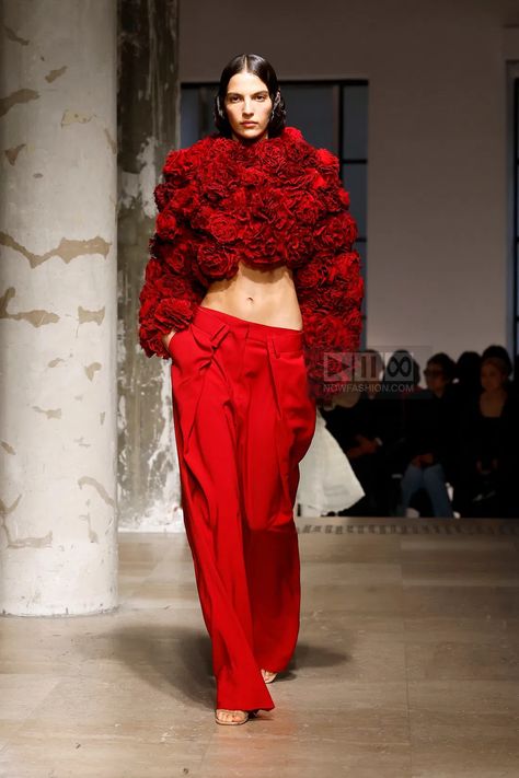 Rokh collection, Ready To Wear Spring Summer 2025, Paris Fashion Week, Runway Look Red Fashion Runway, Spring 2025 Runway, Fashion Runway 2024, Catwalk Fashion Runway, Spring Summer 2025, 2025 Runway, Runway 2024, Haute Mess, Paris Fashion Week Runway