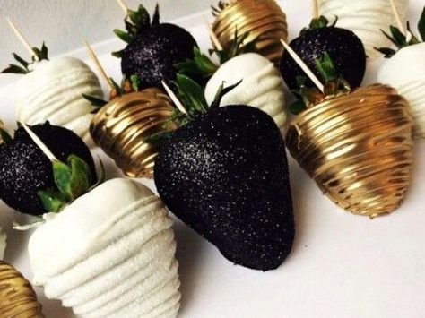 Great Gatsby Party, Strawberry Dip, Gatsby Party, Gatsby Wedding, Covered Strawberries, Gold Party, 50th Birthday Party, Chocolate Covered Strawberries, White Party