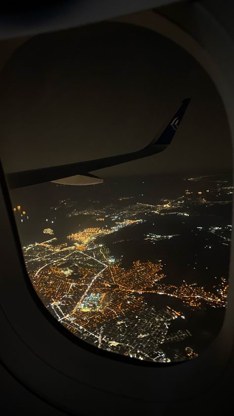 night plane stargirl new york flight sky lights airplane stars dark aesthetic modern vibes city Stars Dark Aesthetic, New York Flight, Air Plain, 1950s Photos, Sky Lights, Dark Visions, Airport Pictures, Airport Aesthetic, Vision Board Images