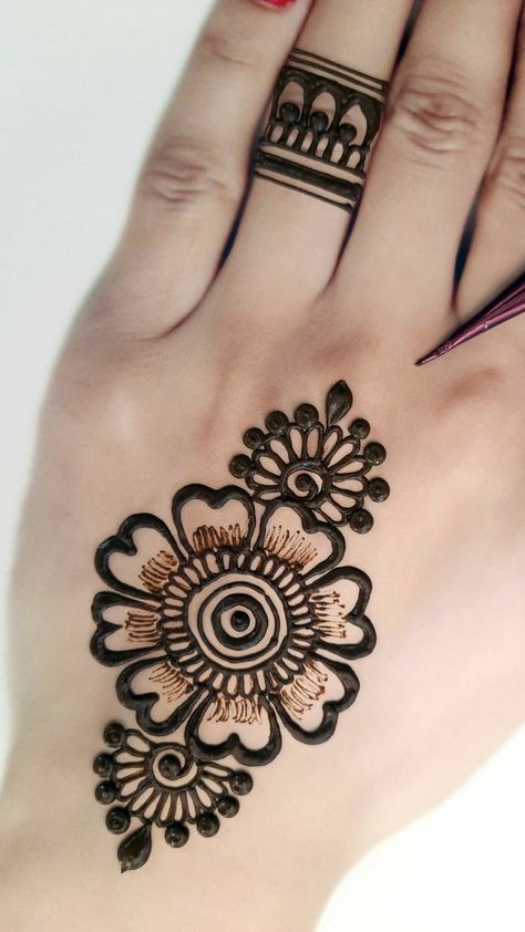 Mahedi Easy Design, Mehendi Designs For Hands Short, Mehendi Designs For Hands Simple Easy Front Hand, Easy Mehendi Designs Left Hand, Henna Design For Kids Simple, Mehindhi Design Front Side, Mehandi Short Design, Mehndi Arbi Design, Simple Mehendi Back Hands