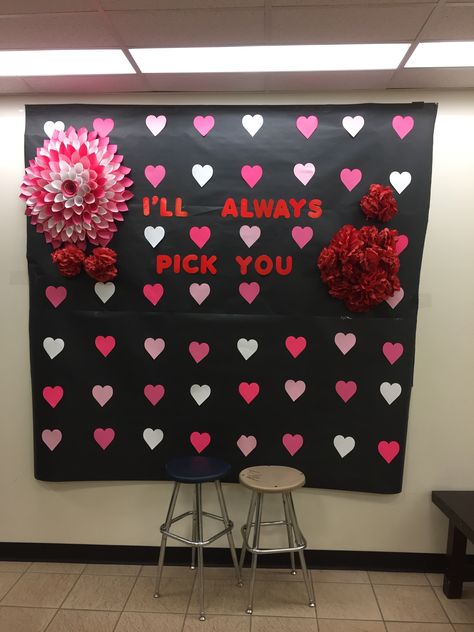 Valentines photo backdrop for elementary school dance 💕💗❤️ Valentines Dance Ideas Elementary, Valentines Picture Backdrops, Valentine Contest Ideas, Valentines Day Backdrop For Pictures, Valentine Day Dance Ideas, Elementary School Dance Decorations, Diy Valentine Backdrop, Valentines Day Dance Decorations Schools, Elementary School Valentines Dance