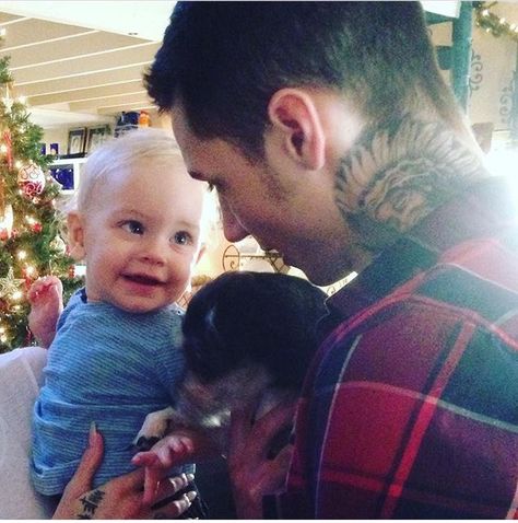 Andy with his nephew AWWWWWWWW this is so CUTE I LOVE IT!!!!!!! Andy Biersak, Emo Teen, Andy Sixx, Ashley Purdy, Hollywood Undead, Andy Black, Andy Biersack, Veil Brides, Band Memes