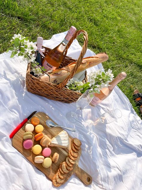 Sunny Picnic Aesthetic, Parisian Picnic Aesthetic, Paris Picnic Aesthetic, Picnic Macarons, French Picnic Aesthetic, Picnic Pastries, Prosecco Picnic, Yacht Bachelorette, Picnic Champagne