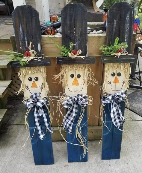 Scarecrow Signs Wooden Diy, Fence Picket Scarecrow, 2x4 Scarecrow, Scarecrow Porch Leaner, Pallet Thanksgiving Ideas, Pallet Crafts Ideas, Wooden Scarecrow Ideas, Fence Picket Projects, Fall Pallet Projects