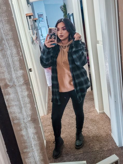 Midsize Flannel Outfit, Flannel And Sweatshirt Outfit, Sweatshirt And Flannel Outfit, Flannel And Hoodie Outfit, Jeans Pants Outfit, White Shorts Outfit, Martens Outfit, Doc Martens Outfit, Flannel Outfits