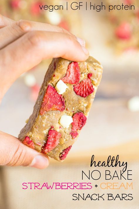 Healthy No Bake Strawberries and Cream Snack Bars- 1 bowl + 10 minutes = delicious snack recipe! Vegan, gluten free and refined sugar free! Protein Bars Strawberry, Strawberries And Cream Protein Powder Recipes, Bake Strawberries, Homemade Protein Bars Healthy, Paleo Protein Bars, Strawberry Oatmeal Bars, No Bake Oatmeal Bars, Summertime Snacks, Healthy No Bake