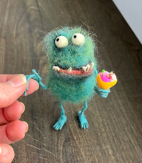 MalahovaElena57 - Etsy Canada Needle Felt Characters, Needle Felting 2d, Needle Felting Beginner, Needle Felted Monsters, Needle Felt Ideas, Needle Felting Halloween, Happy Decor, Felted Toys, Felt Monster