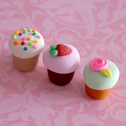 Cute cupcakes Crea Fimo, Jumping Clay, Clay Crafts For Kids, Clay Magnets, Sculpey Clay, Clay Soap, Tanah Liat, Polymer Clay Diy, Cute Polymer Clay