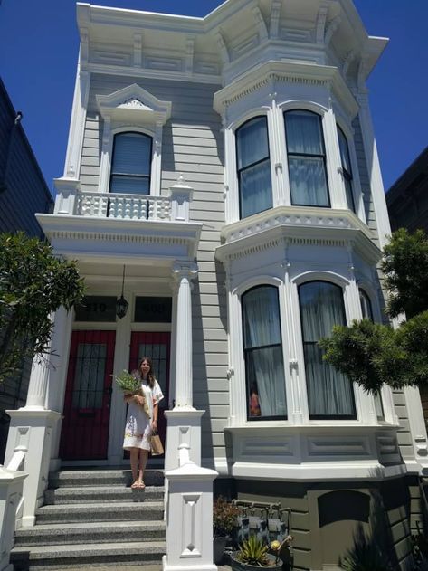 Flat in a San Francisco Victorian House Photos | Apartment Therapy San Francisco Victorian Houses, San Francisco Victorian, Victorian Apartment, San Francisco Apartment, Apartment Exterior, San Francisco Houses, Victorian Home, Victorian Architecture, Victorian Houses