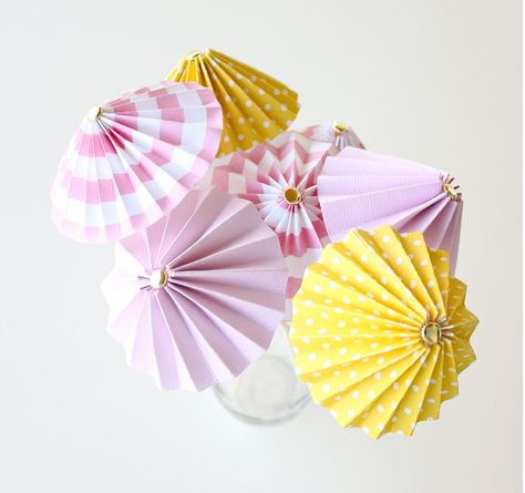 These Tiny Umbrellas are fun to put in your punch for a summer birthday or party. They are so small you can use leftover pieces of scrapbook paper. Drink Umbrella Crafts, Diy Drink Umbrellas, Diy Cocktail Umbrellas, Diys For Summer, Mouse Taxidermy, Diy Umbrella, Cocktail Umbrella, Umbrella Craft, Simple Diys