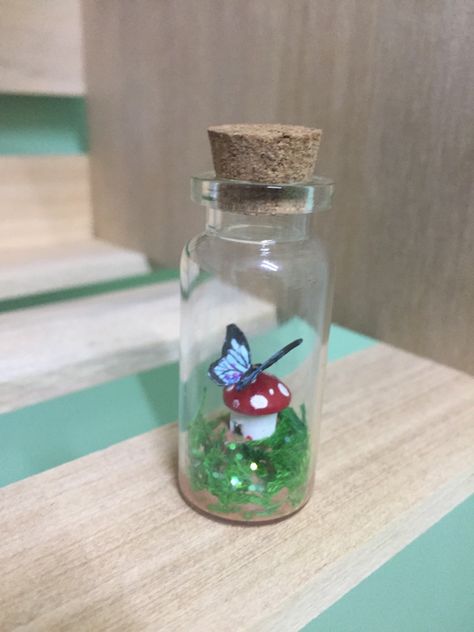 Mini World In A Jar, Butterfly On A Mushroom, Tiny Jar Crafts, Mini Jar Crafts, Jar Fairy Garden, Butterflies In A Jar, Butterfly Jar, Mason Jar Art, Vendor Ideas