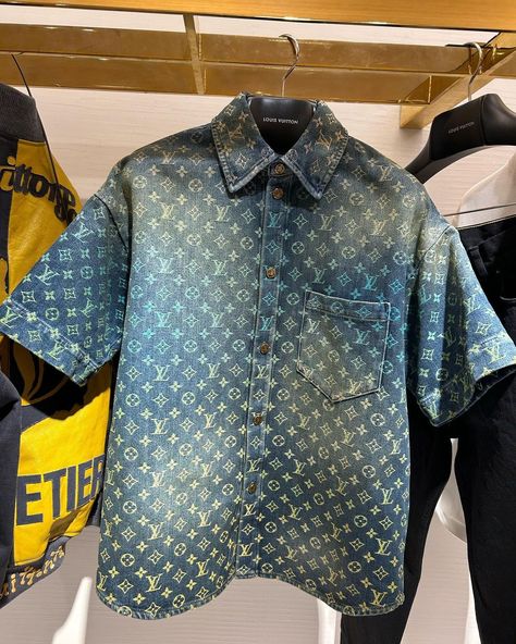 Denim Fashion Outfits, Lv Shirt, Louis Vuitton T Shirt, Ropa Upcycling, Louis Vuitton Shirt, Trendy Shirt Designs, Brand Clothes, Denim Blouse, Lv Monogram