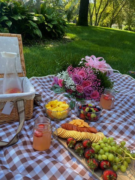 picnic aesthetic Victorian Picnic Aesthetic, Dark Picnic Aesthetic, Galentines Picnic, Painting Picnic, 22 Bday, Picnic Date Food, Birthday Picnic, Picnic Aesthetic, Picnic Inspiration