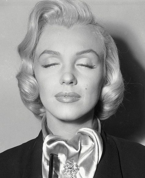 MONROES GIRL🤍😌 on Instagram: “Marilyn Behind the scenes of How to marry a millionaire 🔮 #vintage #vintagestyle #oldhollywoodglamour #marilynmonroe #marilynmonroeedit…” Marilyn Monroe Makeup, Marilyn Monroe Artwork, Hair Test, Marilyn Monroe Fashion, Gentlemen Prefer Blondes, Marilyn Monroe Photos, Norma Jeane, Hollywood Legends, Makeup And Hair