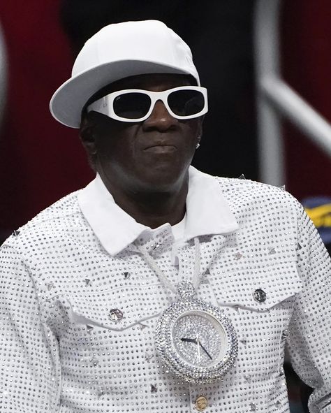 Unknown T recently linked up with Flavor Flav. He was one of the cofounders of Hip Hop group Public Enemy. You’ll always see him wearing a clock around his neck. He said one day a crackhead came to their block with stolen clocks and he was dared to wear it as a chain. Ever since then, he’s been wearing clocks as a piece of jewellery. Follow for more @thejewelleryconversation Unknown T, Flavor Flav, Public Enemy, Link Up, Follow For More, One Day, Hip Hop, Clock, Chain