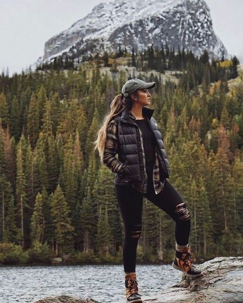 Cute hiking outfit women ideas: The best summer hiking outfit , including hiking outfit summer leggings, hiking outfit summer outdoors, hiking outfit summer casual, hiking outfit summer women, hiking outfit summer trail, hiking outfit spring leggings, etc. These also work as hiking outfit spring for women, hiking outfit spring casual - the best hiking fashion and hiking outfit summer mountain #hikingoutfit #cute #hikingoutfitsummer #hikingoutfitspring #hiking Winter Camping Outfits, Cute Camping Outfits, Wander Outfit, Workout Outfits Winter, Workout Outfits For Women, Camping Outfits For Women, Cute Hiking Outfit, Mountain Outfit, Winter Outfits Warm