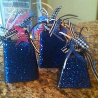 Glitter cowbells....great for football games! Football Cowbells Ideas, Noise Makers For Football Games, School Spirit Cowbells, Cheerleading Crafts, Football Banquet, Cheer Competition, Homecoming Spirit, Cheer Signs, Sports Ideas