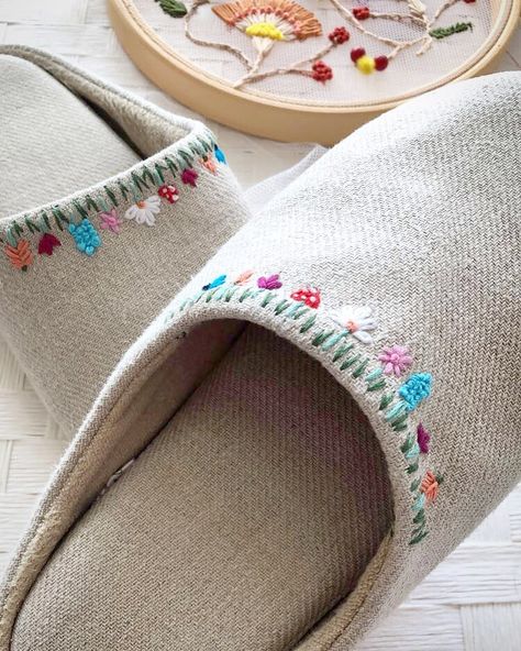 Muji Slippers, Slippers Diy, Embroidery Slippers, Embroidered Slippers, Diy Crochet Bag, Diy Slippers, Diy Socks, Winter Slippers, Wool Slippers