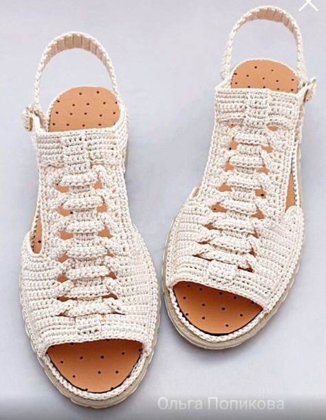 How to Make Crochet Shoes for babies - Baby girls shoes pattern Steps & Tutorials Sporty Shoes Women, Rajutan Sandal, Diy Crochet Shoes, Crochet Vs Knit, Sandal Rajut, Crochet Gift Ideas, Shoes For Babies, Hats Crochet, Diy Crochet Patterns