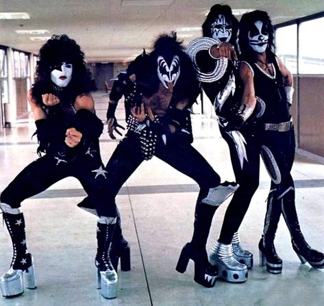 Punk Concert, Kiss Artwork, Eric Singer, Detroit Rock City, Concert Ideas, Kiss Concert, Kiss Images, Kiss Members, Eric Carr